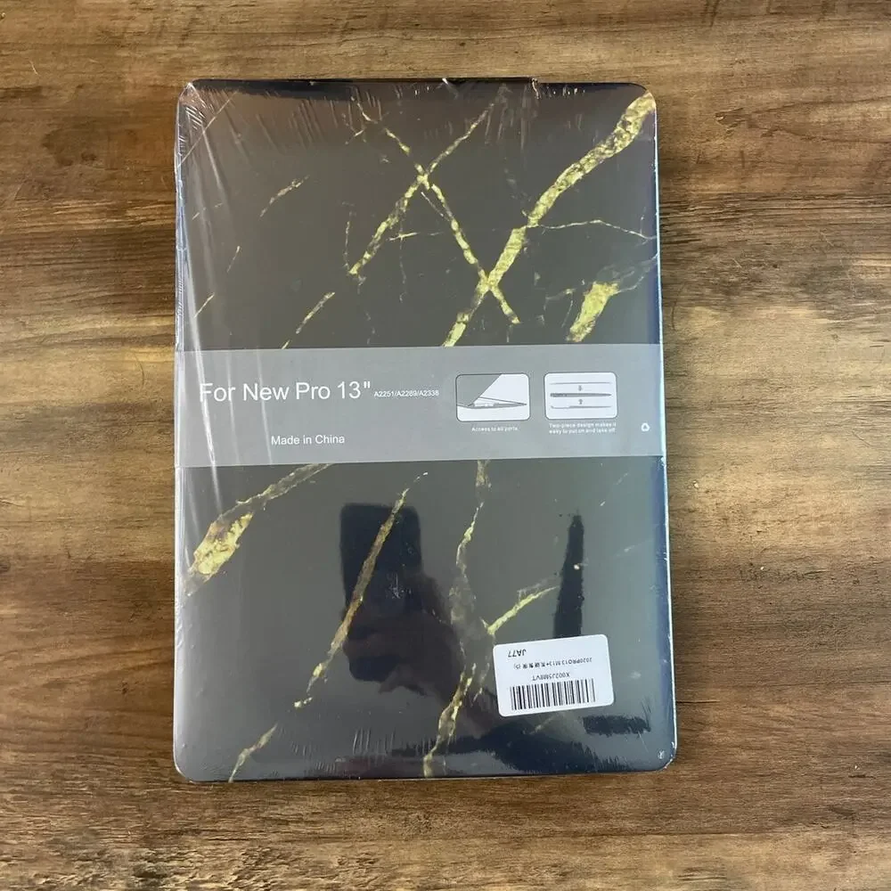 MacBook Pro 13” 2016-2020 black/gold design hardshell case